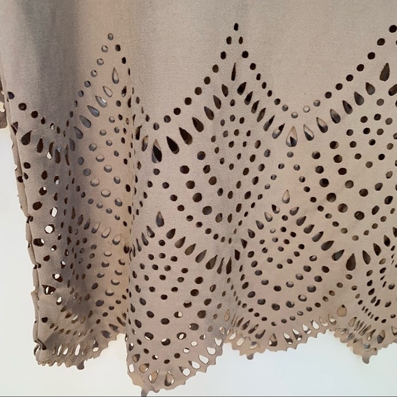 🆕 ALLY & ROB TAN HOLES PATTERNED TOP SIZE - Picture 4 of 8